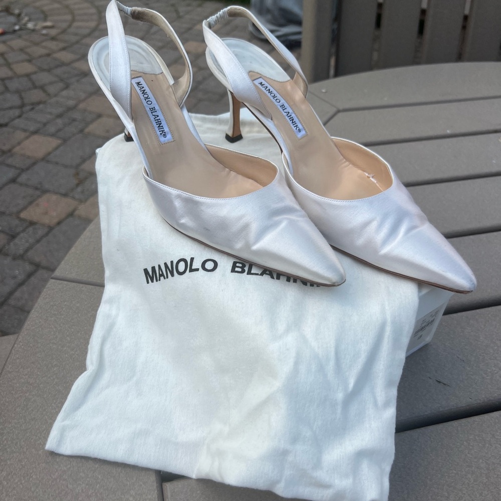 MANOLO BLAHNIK
Carolyne satin slingback pumps
